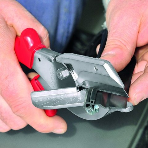 OBCINAK UCIOSOWY DO PROFILI Z TWORZYWA SZTUCZNEGO 215MM OBCINAK UCIOSOWY DO PROFILI Z TWORZYWA SZTUCZNEGO 215MM