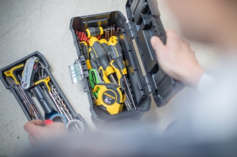 SKRZYNKA NARZĘDZIOWA ESSENTIAL ZATRZASKI METALOWE 12,5 SKRZYNKA NARZĘDZIOWA ESSENTIAL ZATRZASKI METALOWE 12,5